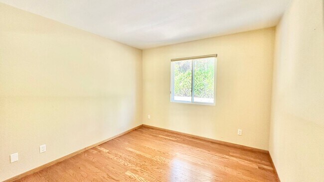 Building Photo - Amazing Location & Sprawling Country Livin...