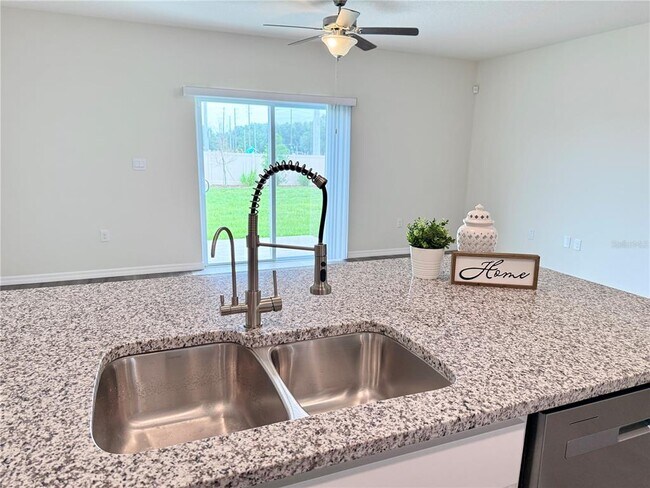 Building Photo - 1213 BALSAM Dr