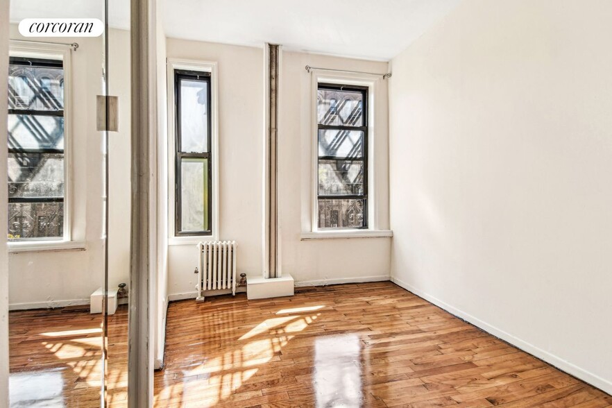 Building Photo - 242 E 10th St