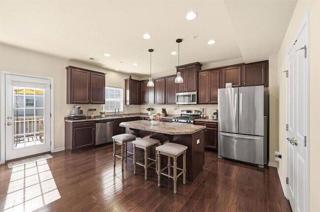 Building Photo - 601 Pointe View Dr