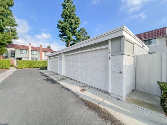 Building Photo - Cypress 2 Bed Townhome - 2 Car Garage - Gorgeous - Amenities Galore!!!!!