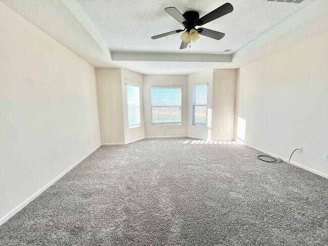 Building Photo - Spacious 4 bedrooms