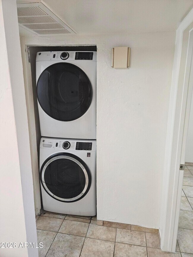 Building Photo - 703 W Rose Ln