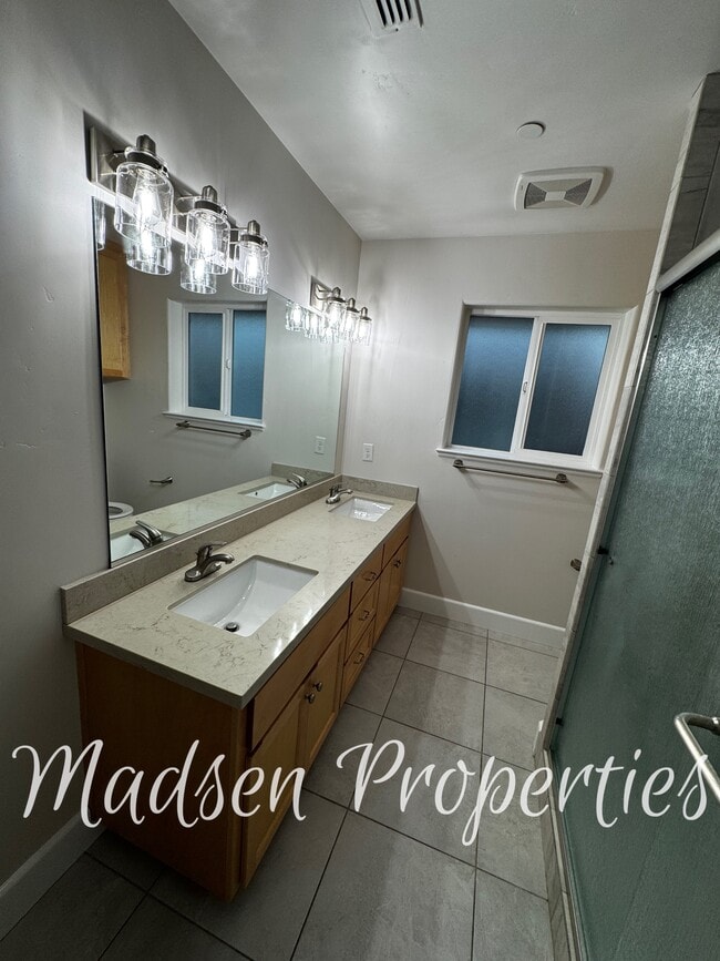 Building Photo - 2127 Hewitt Ave