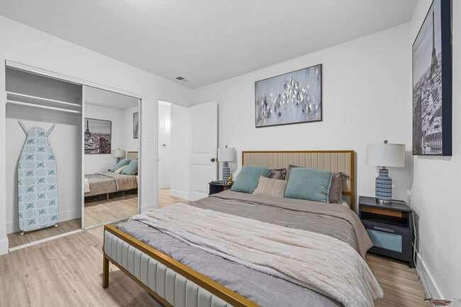 Building Photo - 606 S Sunshine Ave