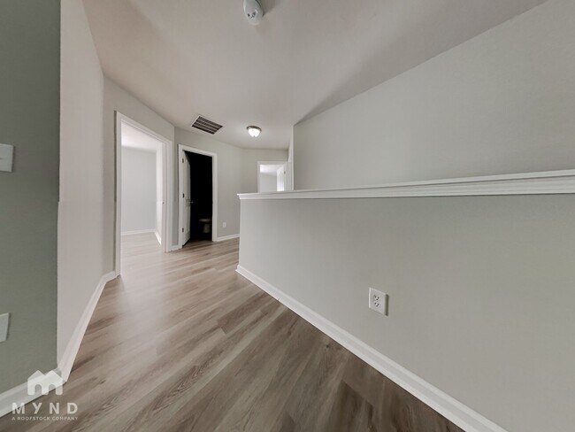 Building Photo - 1910 Sunset Village Dr