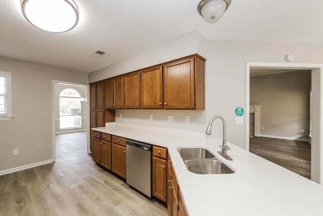 Building Photo - 6150 Woodstock View Dr