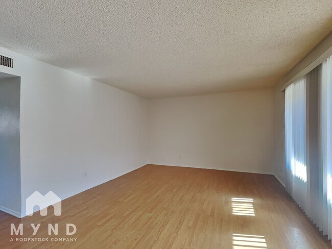 Building Photo - 4305 W Solano Dr N