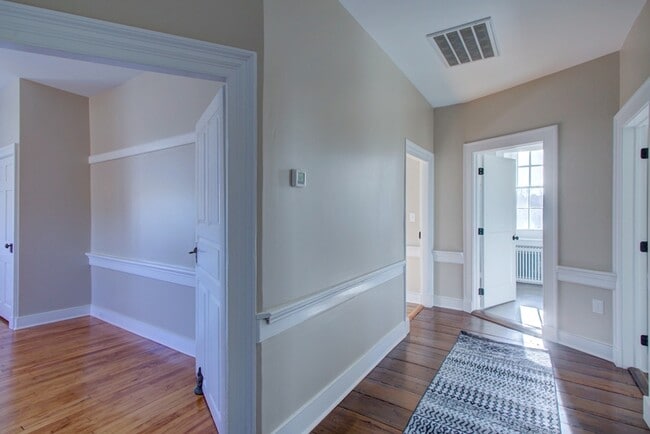 Building Photo - 796 Long Ln