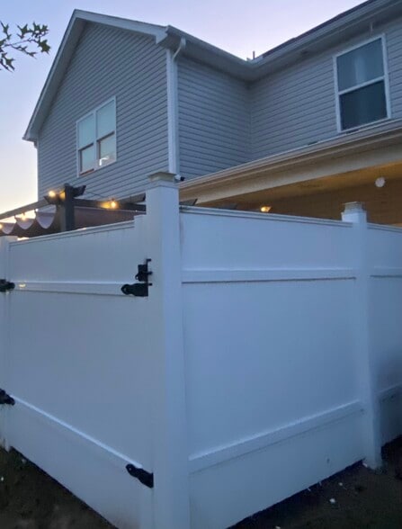 6 foot privacy vinyl fence - 238 Yorktown Ln