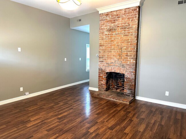 Building Photo - Renovated Germantown House in Great Location