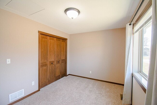 Building Photo - Move-In Ready NW Rochester Home with Finished Lower Level