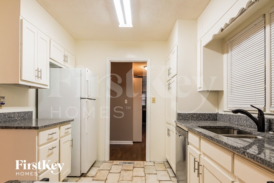 Building Photo - 4245 Springdale Cir