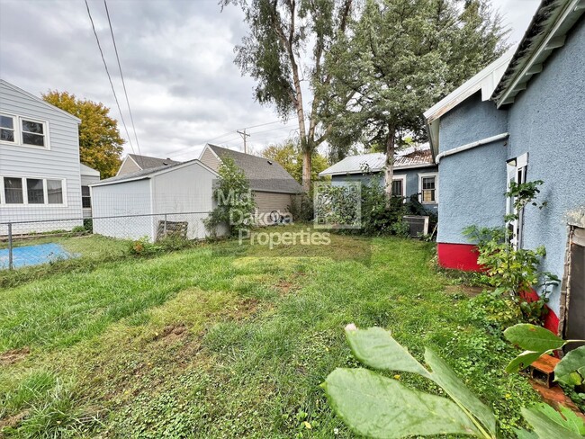 Building Photo - 415 N Capital-3 Bedroom house