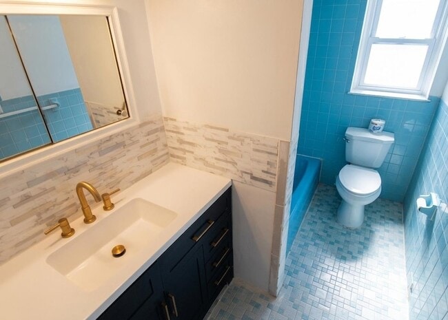 Building Photo - 1018 Koelle Blvd