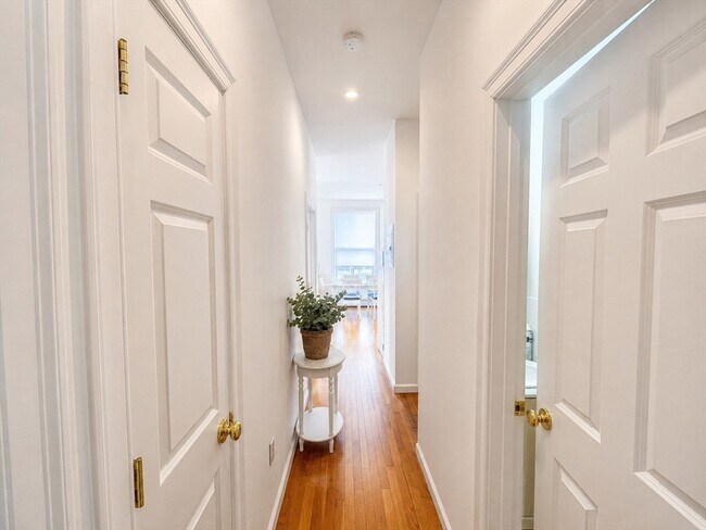 Building Photo - 483 Beacon St