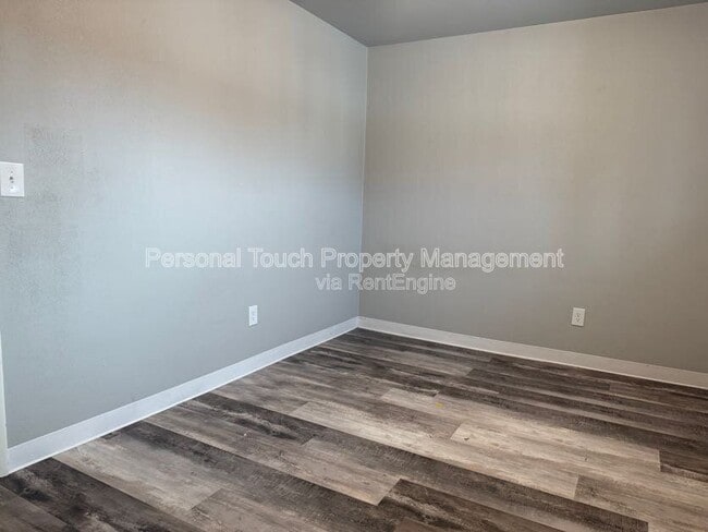 Building Photo - 142 6th Ave N