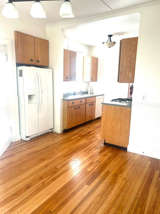 Building Photo - Beautiful 3BR/1.5BA Home Available Septemb...