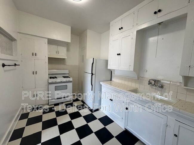 Building Photo - 3762 W 7th St