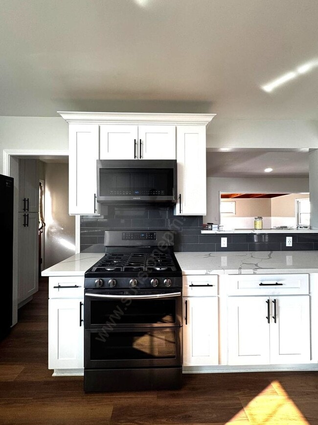 Building Photo - Stunning 3 Bedroom, 2 Bathroom Home on a L...