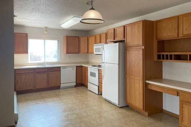 Building Photo - 2 Bedroom 2 Bath - South Fargo - July 1st