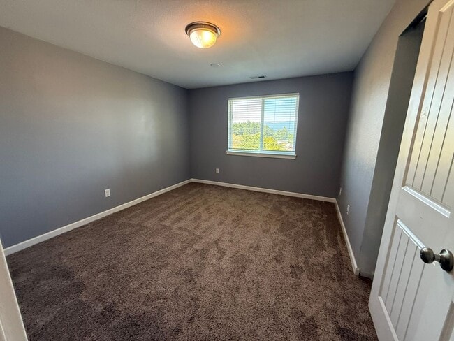 Building Photo - 3 Bedroom House For Rent In Cascade Locks