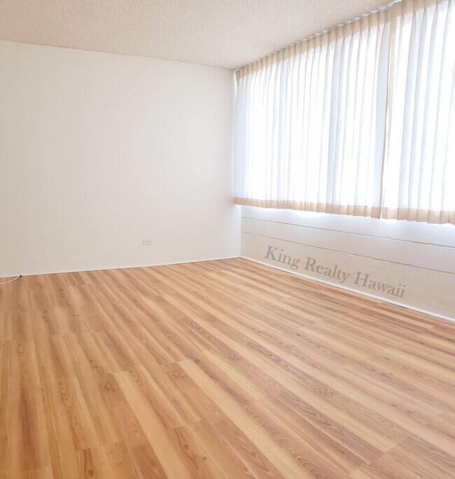 Building Photo - VERY CLEAN Studio / 1 bath w/full kitchen/...