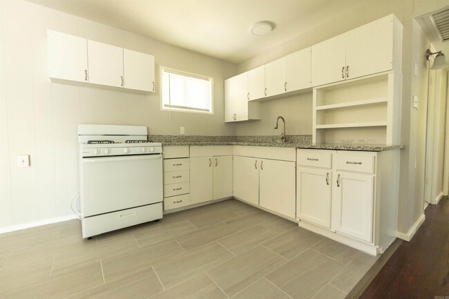 Building Photo - 26 Greenway Dr