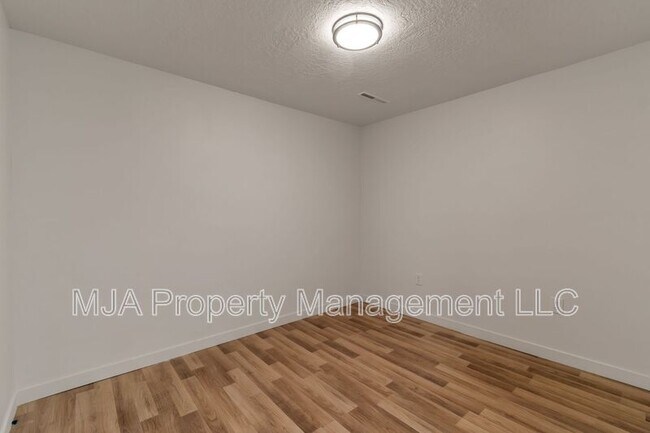 Building Photo - 2642-2642 S 800 E