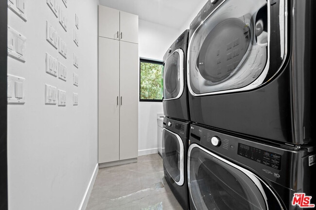 Building Photo - 3140 Coldwater Canyon Ave