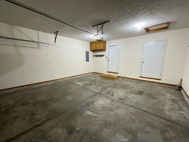 Building Photo - Beautiful Home on Private Setting