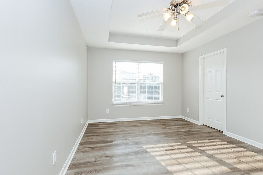 Building Photo - 117 Lyndhurst Dr