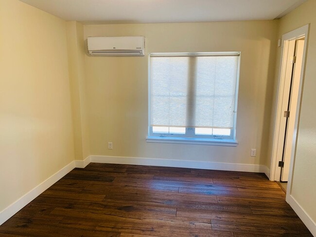 Building Photo - Stunning Luxury Home in Sunnyside