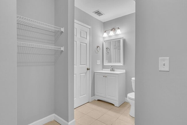 Building Photo - 525 Rushing St