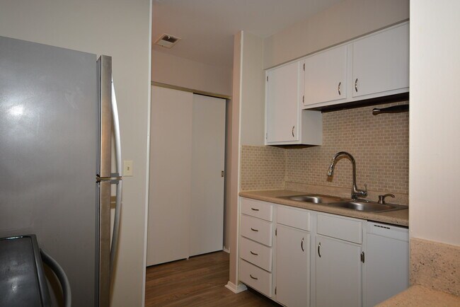 Building Photo - 4330 Villa Dr