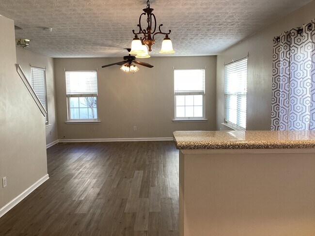 Building Photo - 127 Swanee Ln