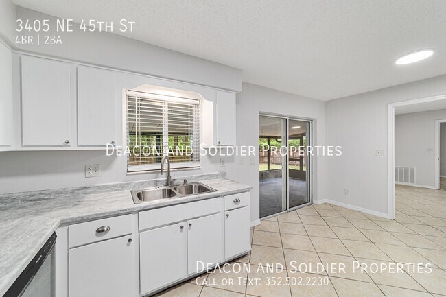 Building Photo - 3405 NE 45th St