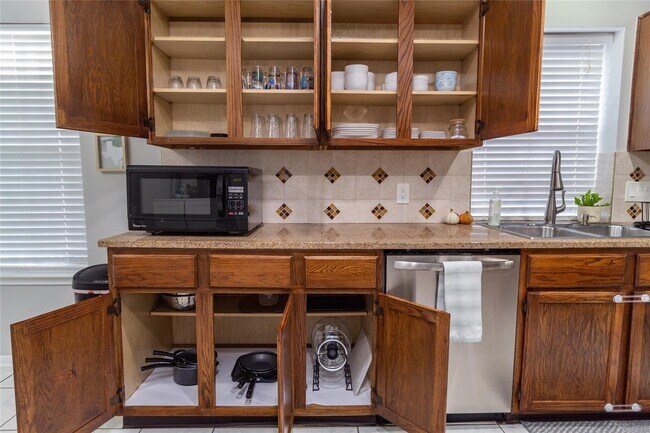 Building Photo - 13414 Creek Springs Dr