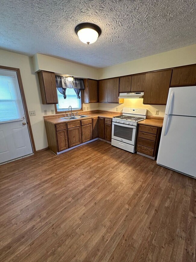 Building Photo - 3895-3905 N Meadow Ridge Dr