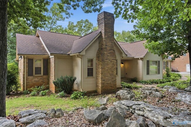 Building Photo - 815 Baylor Dr SE