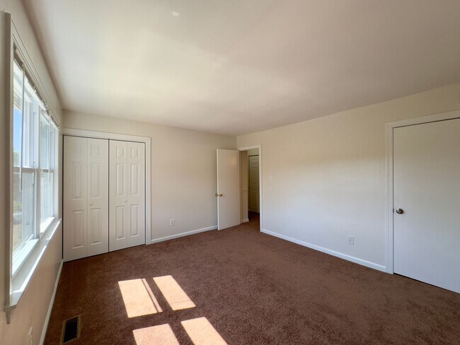 Building Photo - Charming 3Bed/1.5Bath Townhome in Rosedale