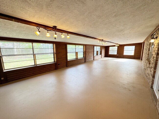 Building Photo - 1011 Gene Dr