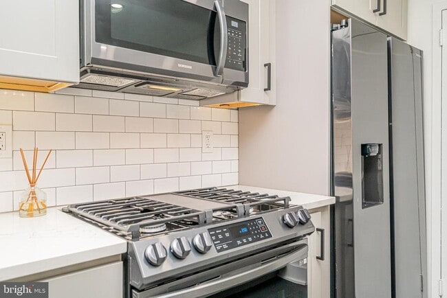 Building Photo - 1300 Army Navy Dr