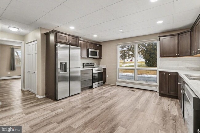 Building Photo - 5885 Avis Ln