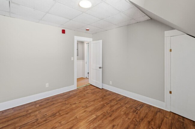 Building Photo - 387 Grove St