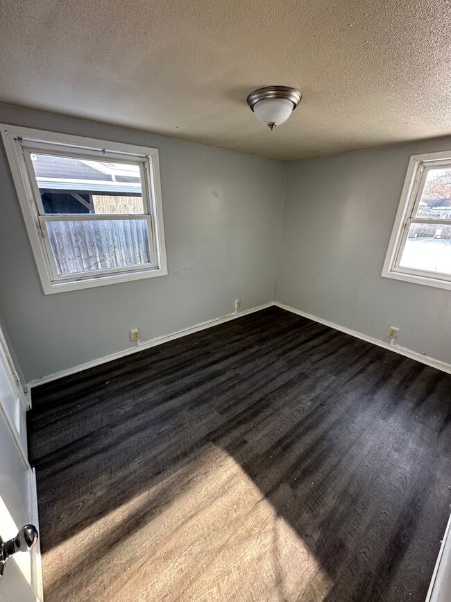 Building Photo - Cute 2 Bedroom 1 Bathroom House ** SPRING ...