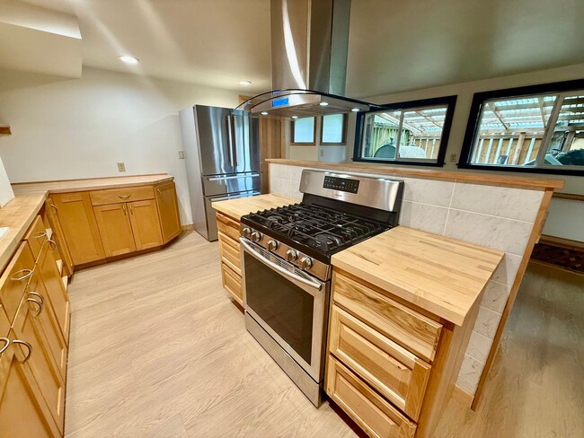 Building Photo - Brand New 1 bed, 1 bath with Den In Lynnwood $2350/mo.