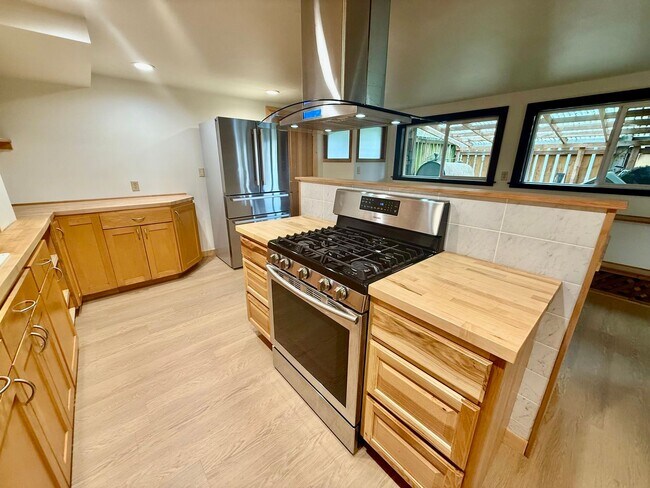 Building Photo - Brand New 1 bed, 1 bath with Den In Lynnwood $2495/mo.