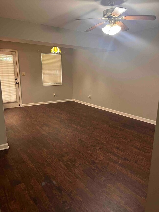 Building Photo - Knoxville 37918 - 2 bedroom, 2 bath townhome - Contact Susan Niedergeses (865)300-4722