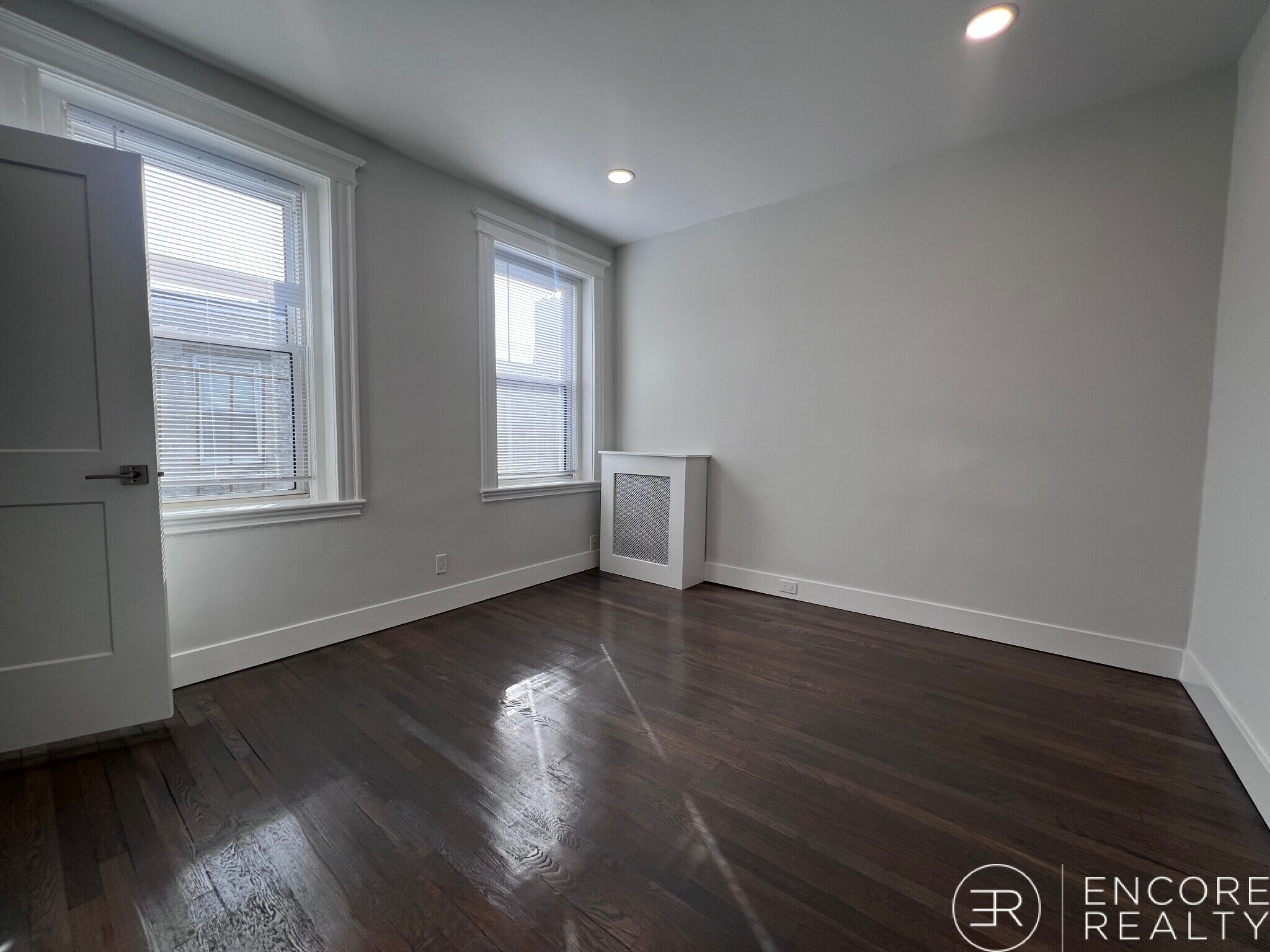 Building Photo - 65 Park Dr